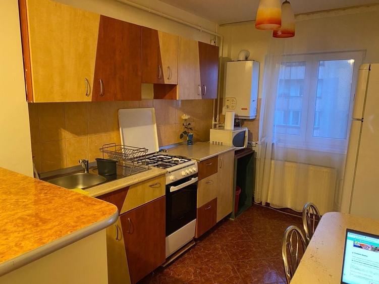 Apartament cu 3 camere decomandat în Micești