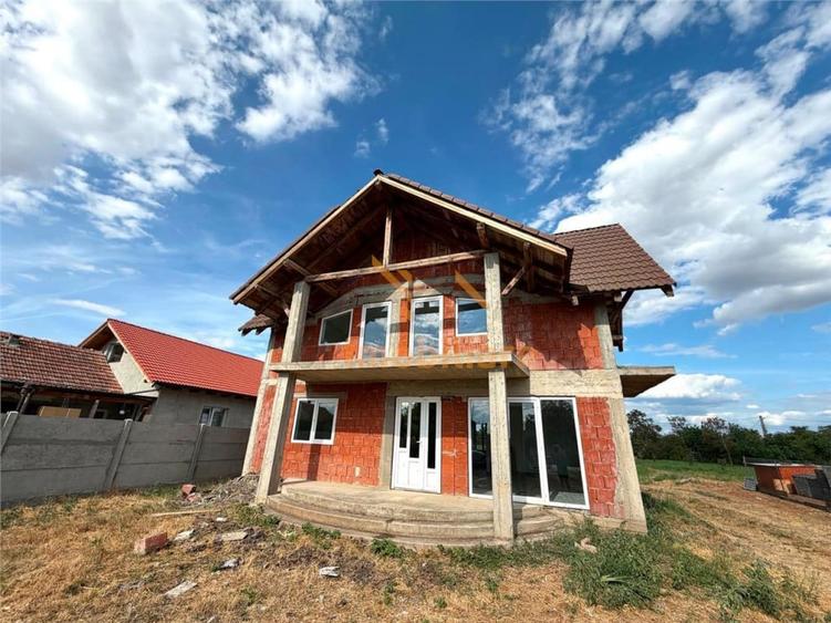 Casă cu 4 camere cu Teren 1439 Mp în Inand