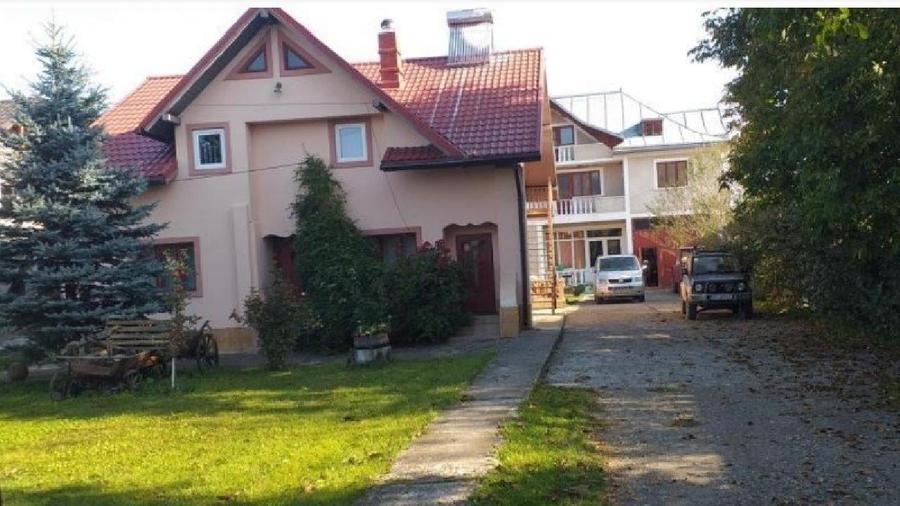 Casă individuală cu 10 camere cu Teren 1800 Mp în Vadu Moldovei
