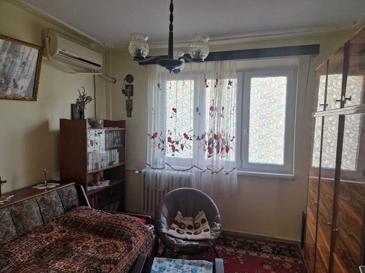 Apartament cu 3 camere decomandat, mobilat în Doamna Ghica