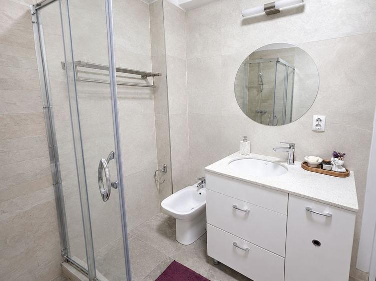 Apartament cu 3 camere semidecomandat, mobilat în Florești