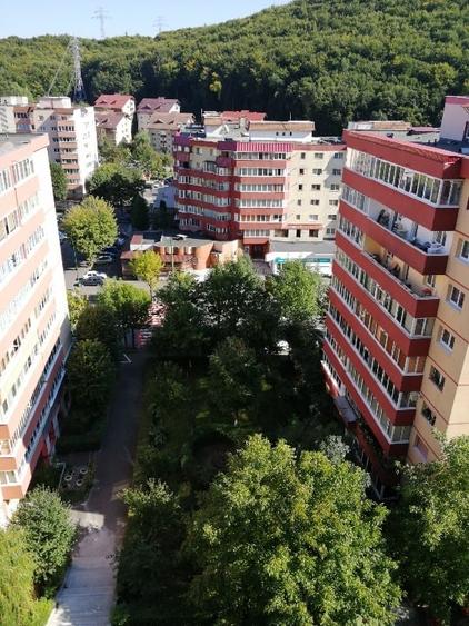 Apartament cu 3 camere decomandat în Răcădău
