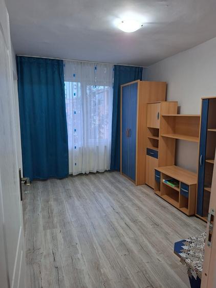 Apartament cu 2 camere decomandat în Livezeni