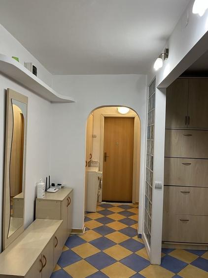 Apartament cu 2 camere decomandat în 1 Decembrie