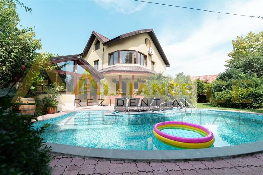 Casă individuală cu 7 camere decomandat cu Piscina în Central