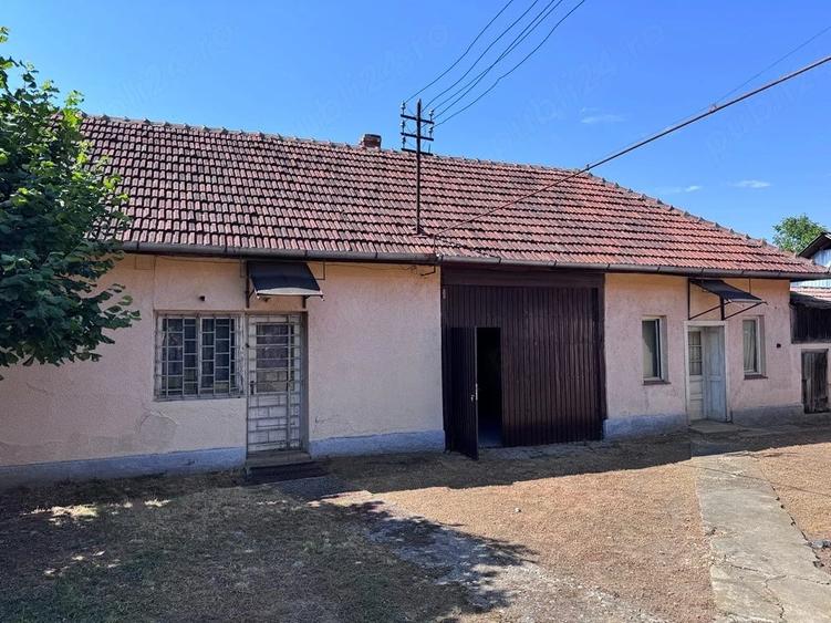 Casă cu 2 camere cu Teren 3400 Mp în Central