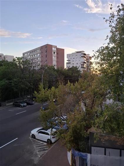 Apartament cu 3 camere semidecomandat în Fizicienilor