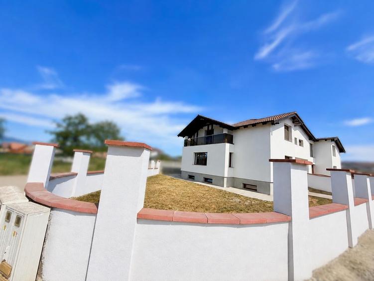 Casă individuală cu 5 camere cu Garaj în Periferie