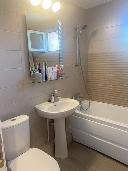 Apartament cu 4 camere semidecomandat în Rahova