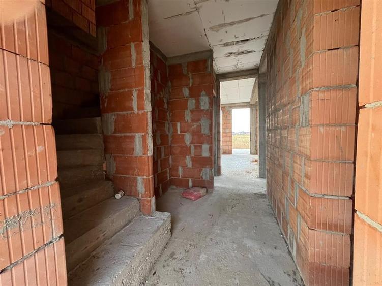 Casă cu 4 camere cu Teren 471 Mp în Cihei
