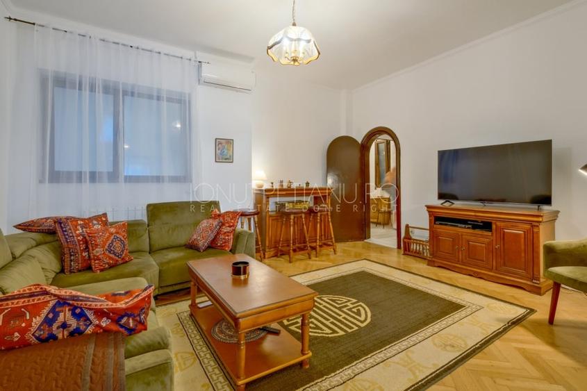 Apartament cu 5 camere semidecomandat, mobilat în Polonă