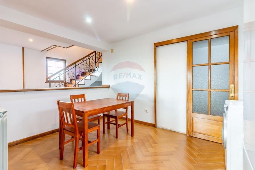 Casă individuală cu 5 camere cu Teren 2305 Mp în Pleașa