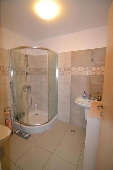 Apartament cu 3 camere decomandat în Tractorul