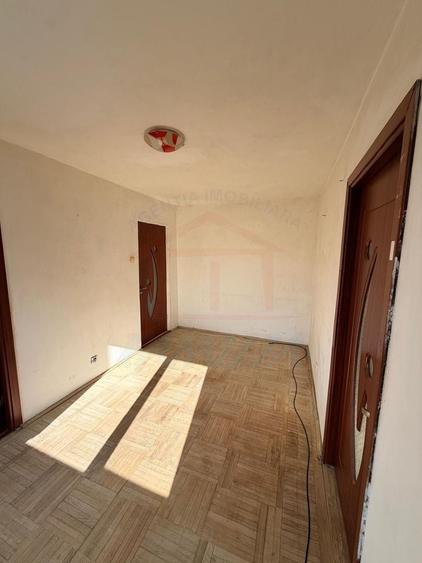 Apartament cu 3 camere semidecomandat în Micro 40