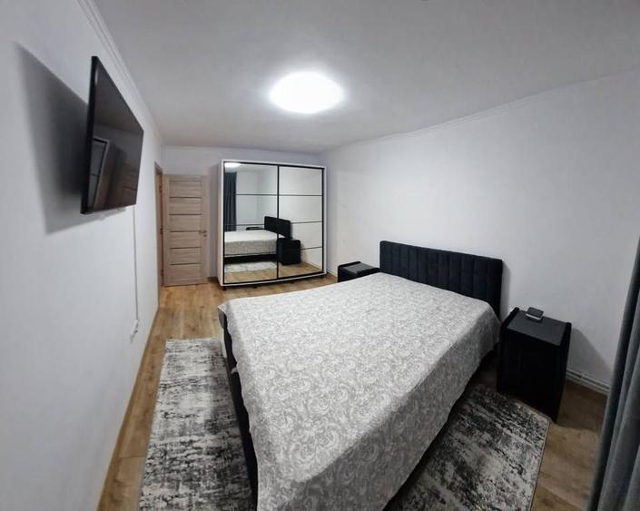 Apartament cu 3 camere semidecomandat în Central