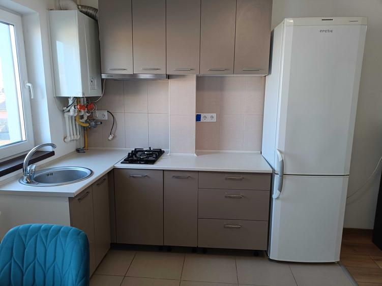 Apartament cu 3 camere semidecomandat în Florești