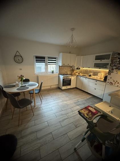 Casă cu 4 camere decomandat în Central