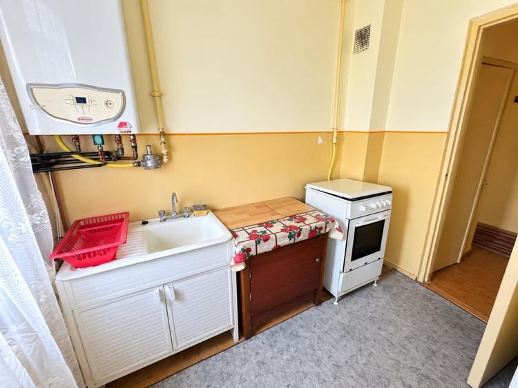 Apartament cu 3 camere semidecomandat în Cugir