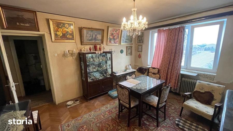 Apartament cu 3 camere semidecomandat în Gara de Nord