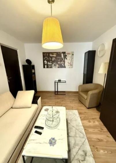 Apartament cu 2 camere decomandat, mobilat în P-ța Victoriei