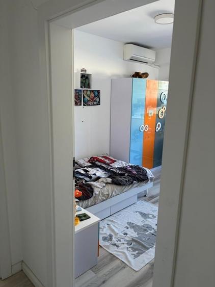 Apartament cu 3 camere semidecomandat, mobilat în Casa de Cultură