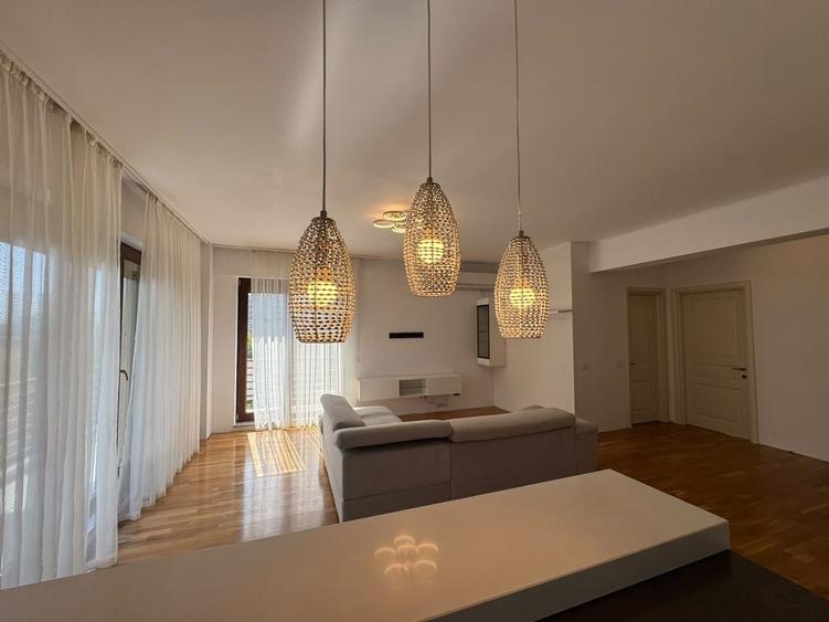 Apartament cu 3 camere semidecomandat în Băneasa