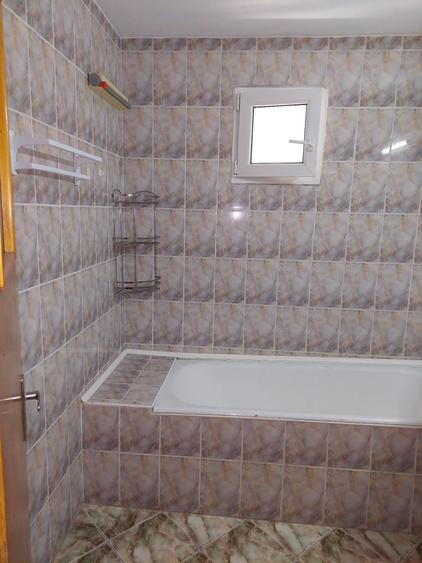 Apartament cu 3 camere semidecomandat în Baba Novac