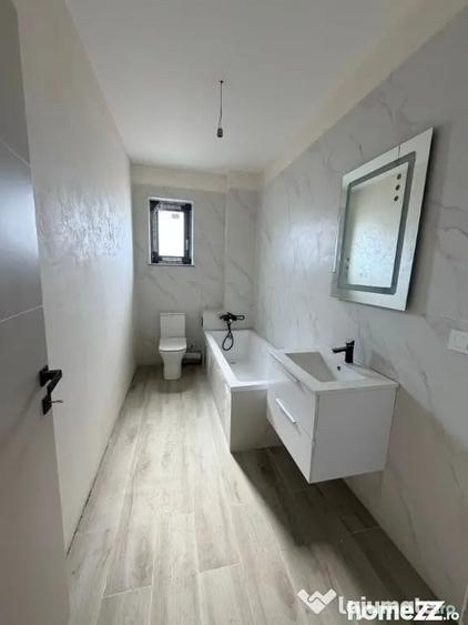 Apartament cu 3 camere semidecomandat în Rediu