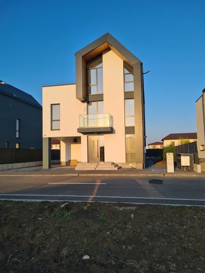 Casă individuală cu 5 camere cu Canalizare în Odăi