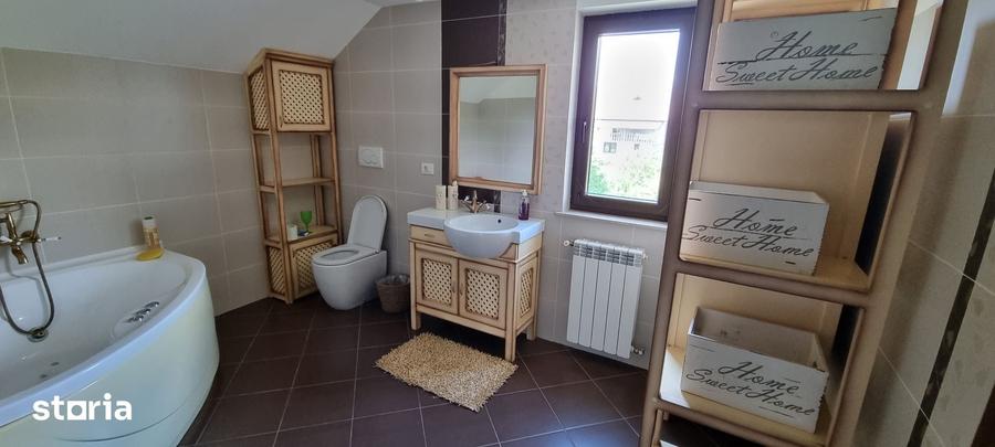 Casă cu 5 camere cu Teren 2000 Mp în Central