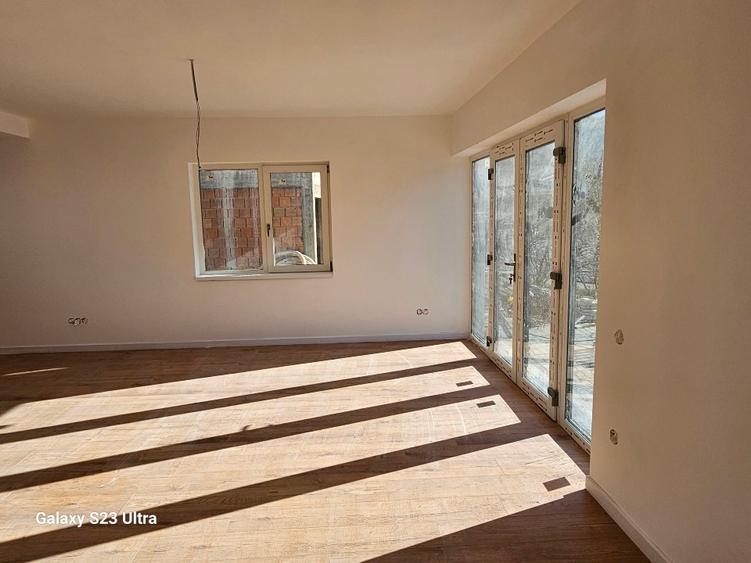 Duplex cu 3 camere cu Garaj în Tăuți