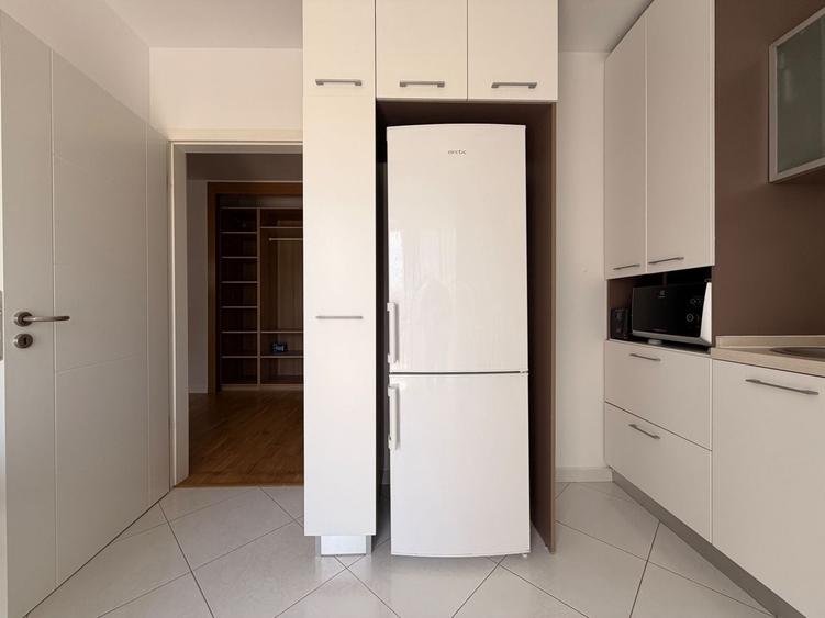 Apartament cu 3 camere semidecomandat, mobilat în Nord