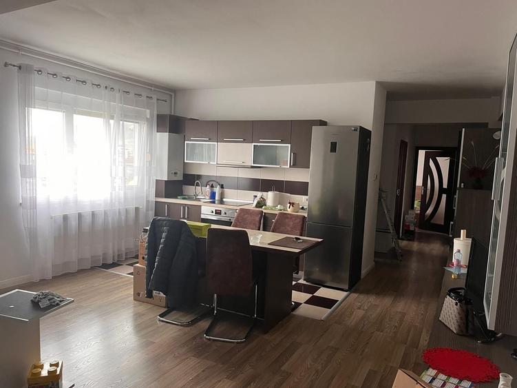 Apartament cu 3 camere decomandat în Petru Rareș