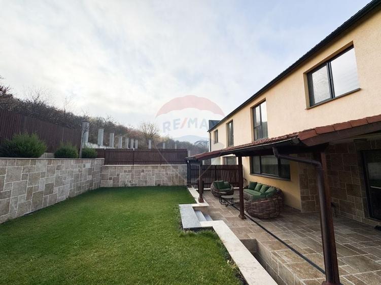 Duplex cu 4 camere cu Teren 185 Mp în Dezmir