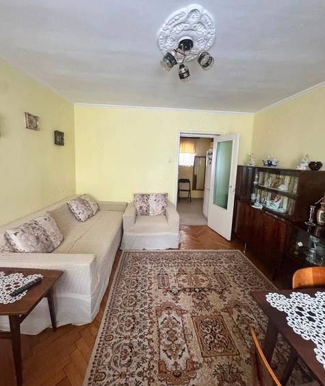Apartament cu 2 camere semidecomandat în Traian