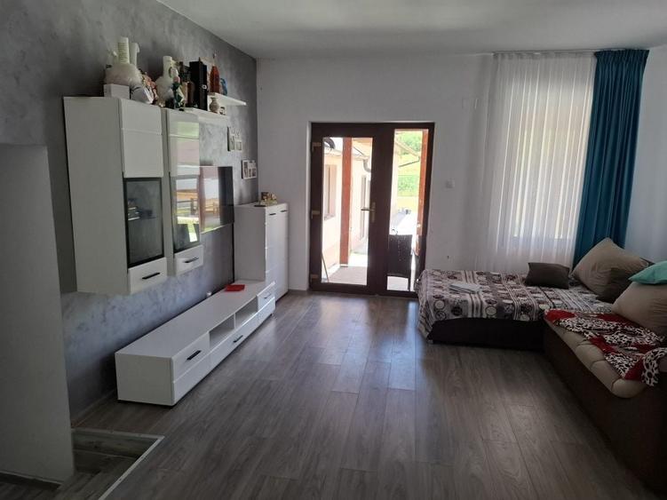 Casă cu 4 camere în Ceișoara