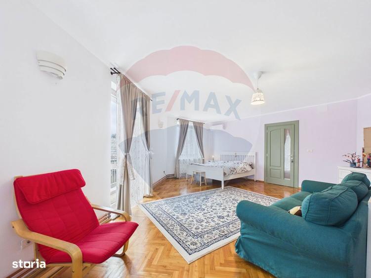 Casă cu 7 camere cu Teren 605 Mp în Snagov