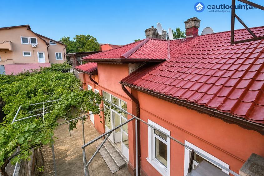 Casă individuală cu 7 camere cu Canalizare în Trafic Greu