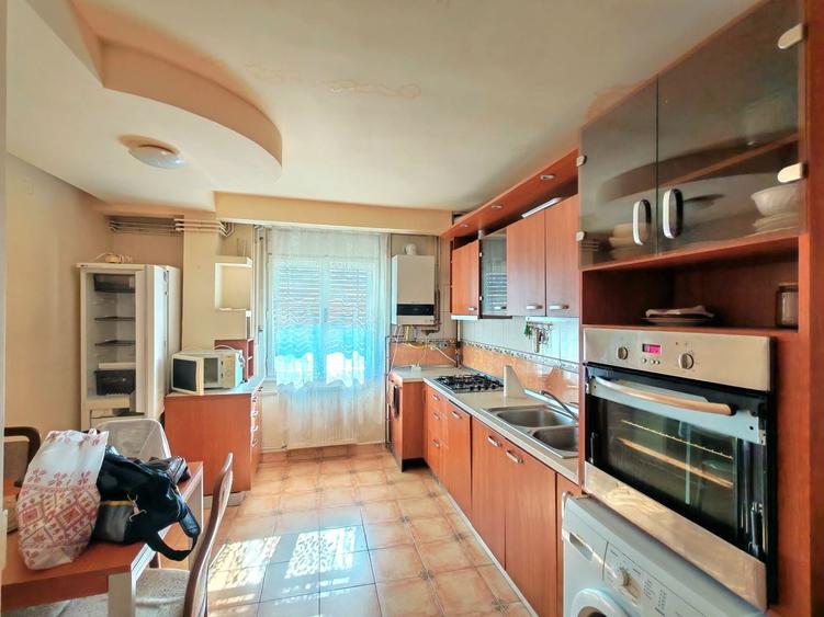 Apartament cu 3 camere semidecomandat, mobilat în Complex Studențesc