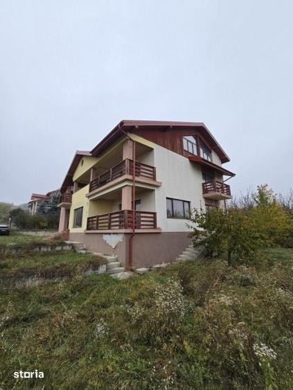 Casă cu 8 camere cu Teren 961 Mp în Hemeiuș