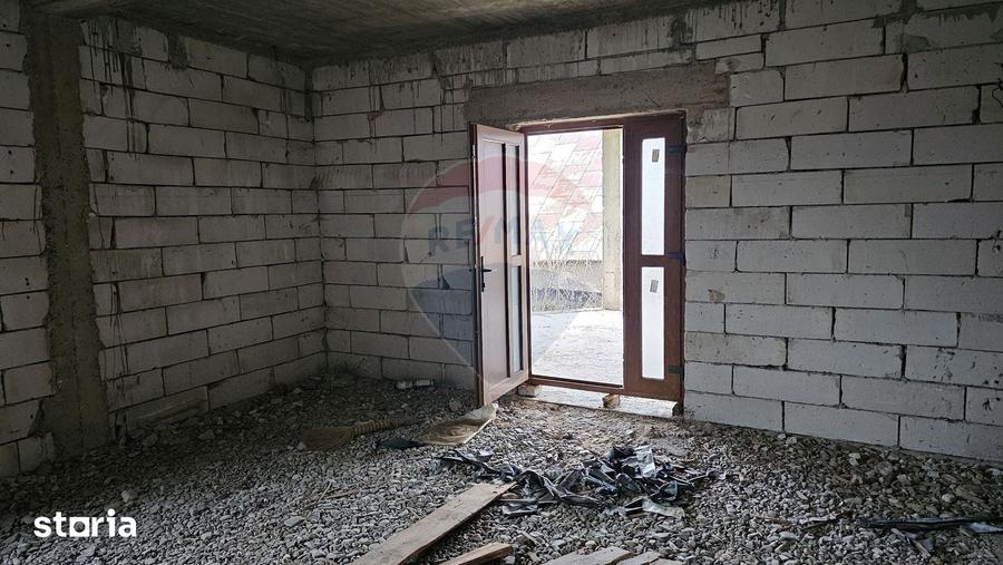 Casă cu Teren 2869 Mp în Siminicea