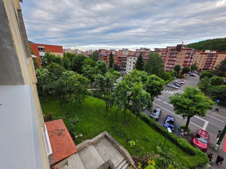 Apartament cu 3 camere decomandat, mobilat în Răcădău