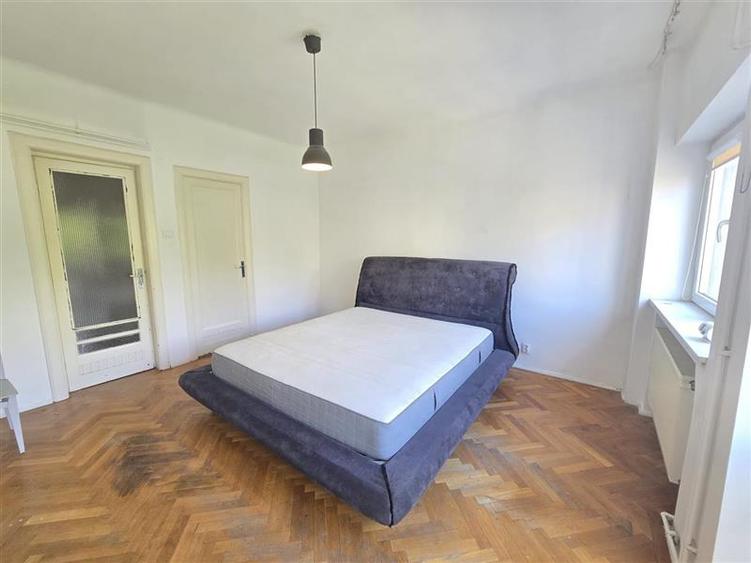 Apartament cu 3 camere decomandat în Calea Victoriei