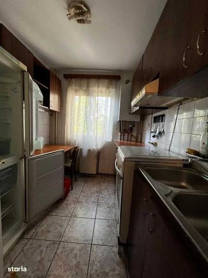 Apartament cu 4 camere semidecomandat în Podu Roș