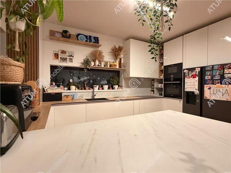 Duplex cu 5 camere cu Canalizare în Cristian