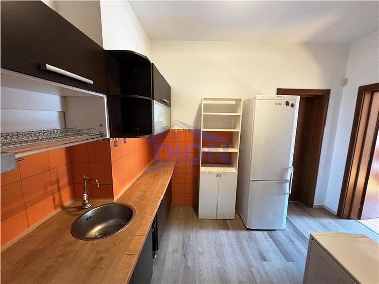 Apartament cu 3 camere semidecomandat, mobilat în Unirii
