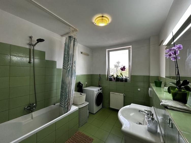 Apartament cu 4 camere decomandat în Exterior Vest