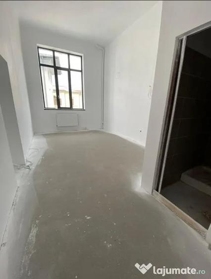 Casă cu 21 camere cu Teren 400 Mp în Central