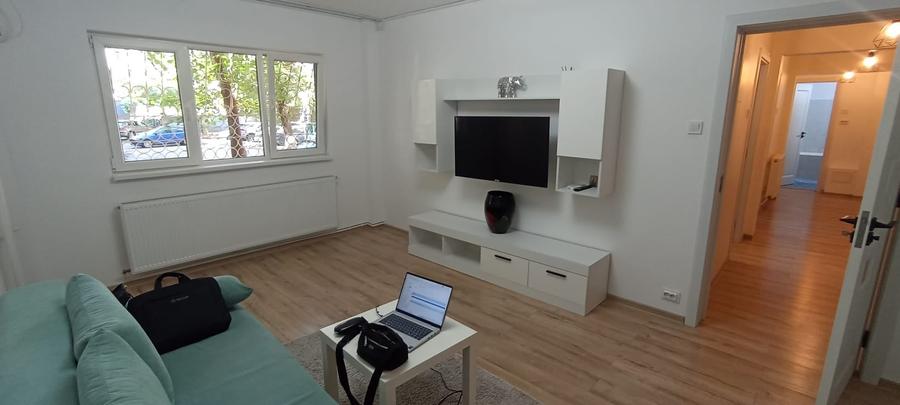 Apartament cu 3 camere decomandat în Rahova