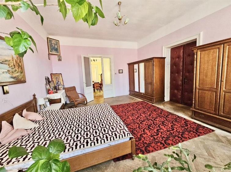 Apartament cu 6 camere decomandat în Centrul Istoric